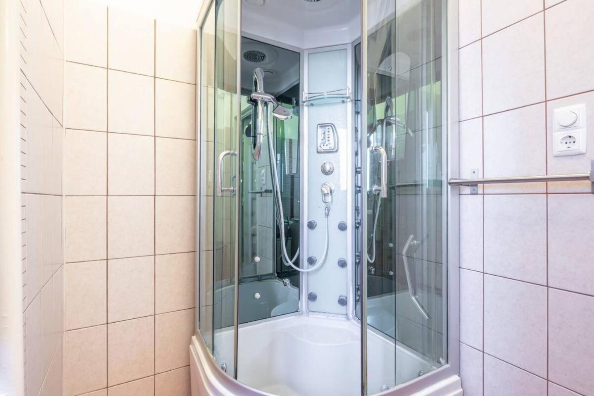 Vamhaz Boulevard Apartments Budapest Bagian luar foto